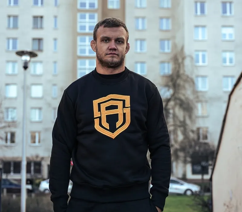 bluza_bez_kaptura_street__0-69.webp Męskie Street Autonomy Bluzy>BLUZA BEZ KAPTURA OUTLINE BLACK/GOLD 2022